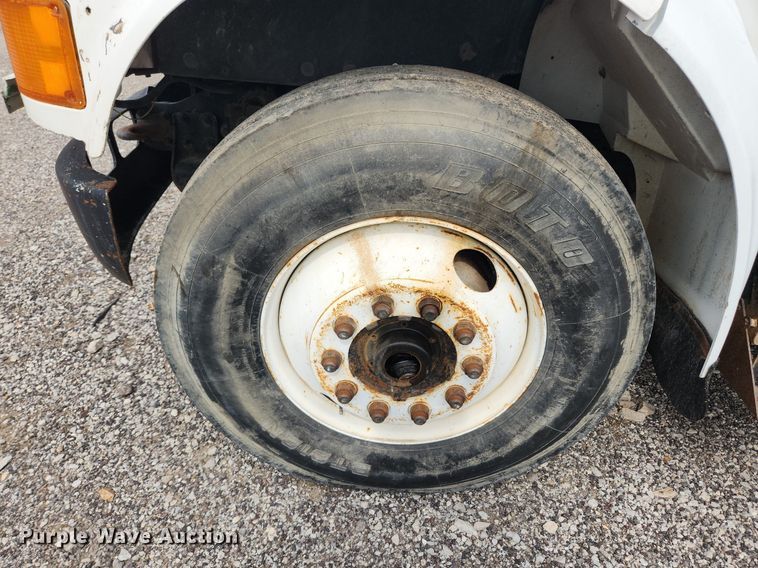 image for item MW9637 1990 International 4900  flatbed truck