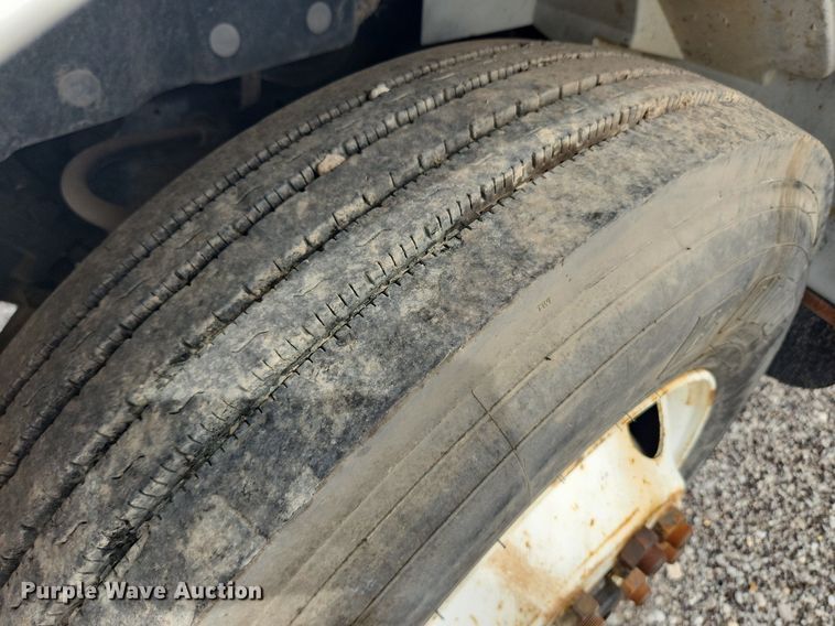 image for item MW9637 1990 International 4900  flatbed truck