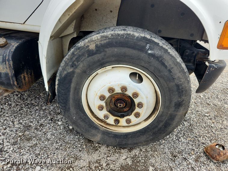 image for item MW9637 1990 International 4900  flatbed truck