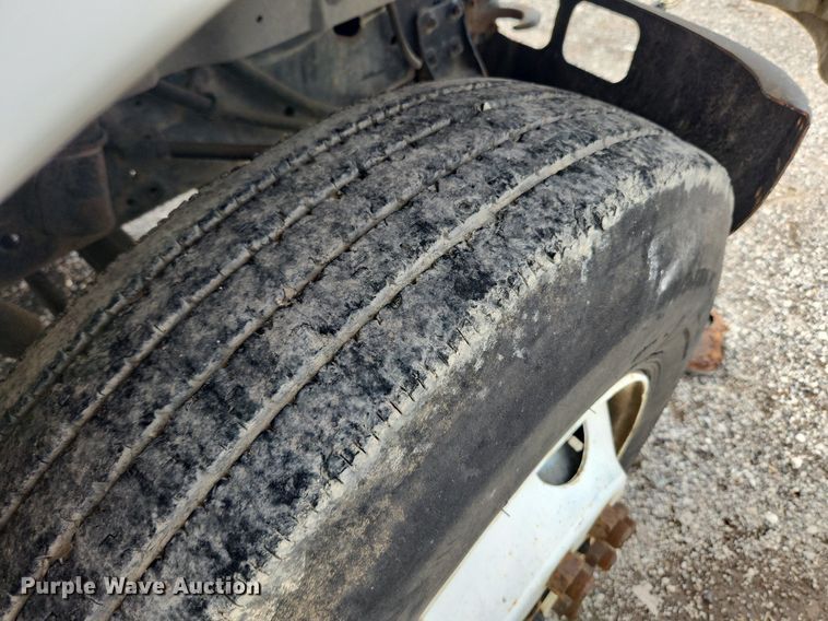 image for item MW9637 1990 International 4900  flatbed truck