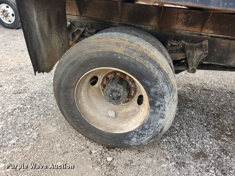 image for item MW9637 1990 International 4900  flatbed truck