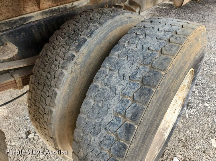 image for item MW9637 1990 International 4900  flatbed truck