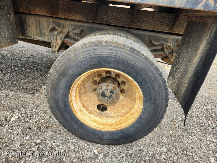 image for item MW9637 1990 International 4900  flatbed truck