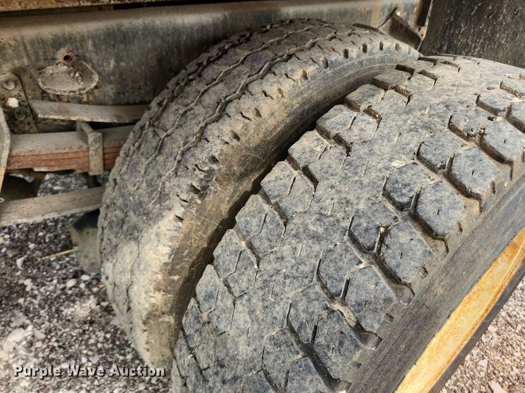 image for item MW9637 1990 International 4900  flatbed truck