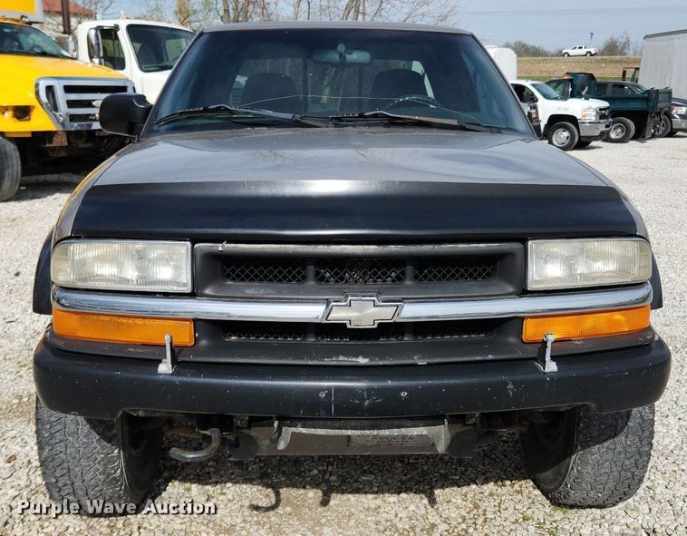 image for item MW9655 2000 Chevrolet S10  Ext. Cab pickup truck