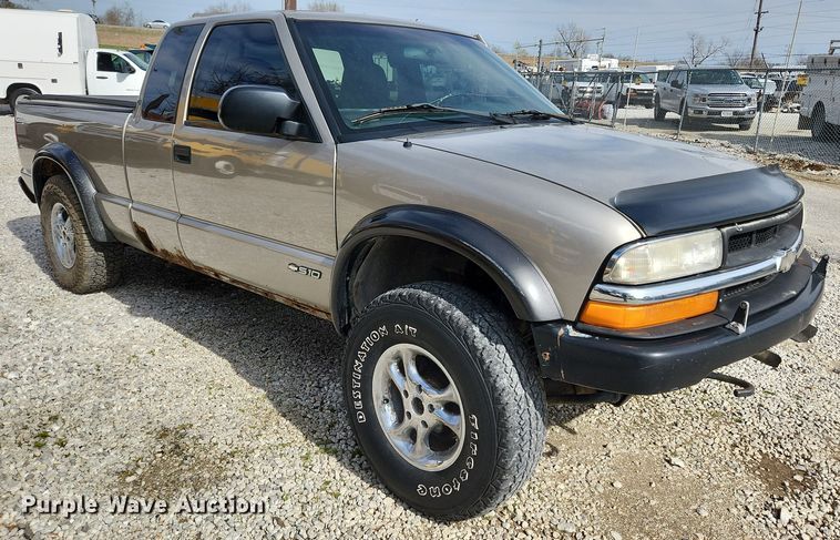 image for item MW9655 2000 Chevrolet S10  Ext. Cab pickup truck