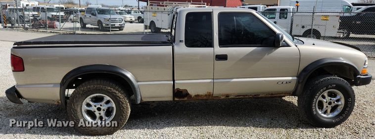 image for item MW9655 2000 Chevrolet S10  Ext. Cab pickup truck