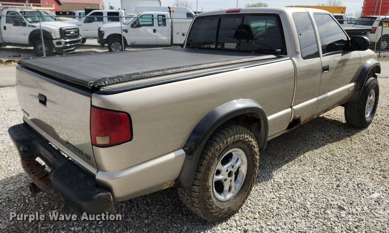 image for item MW9655 2000 Chevrolet S10  Ext. Cab pickup truck