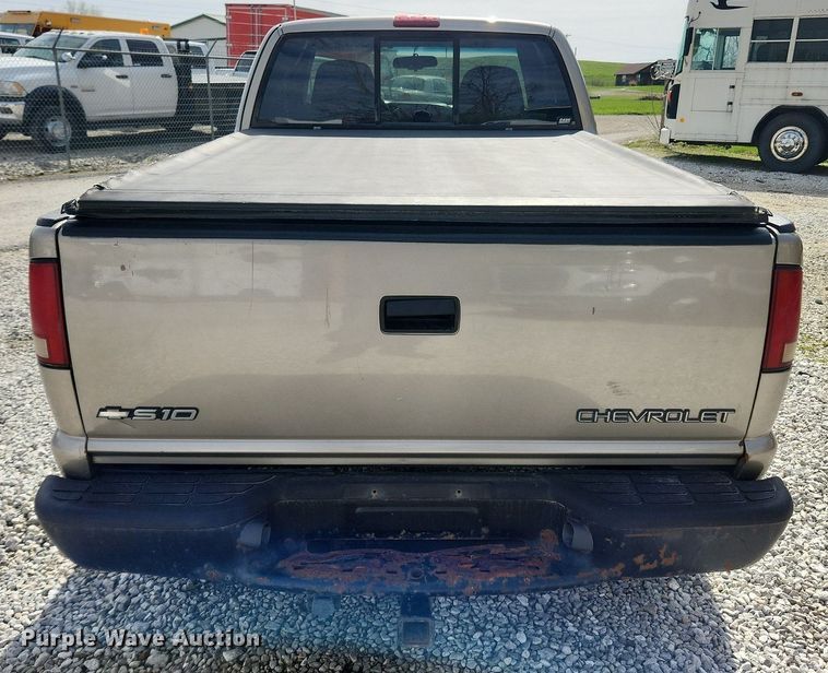 image for item MW9655 2000 Chevrolet S10  Ext. Cab pickup truck
