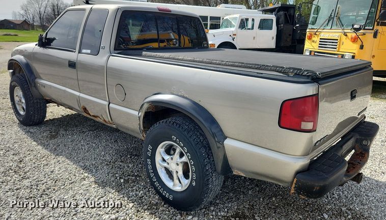 image for item MW9655 2000 Chevrolet S10  Ext. Cab pickup truck