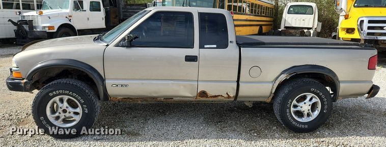 image for item MW9655 2000 Chevrolet S10  Ext. Cab pickup truck