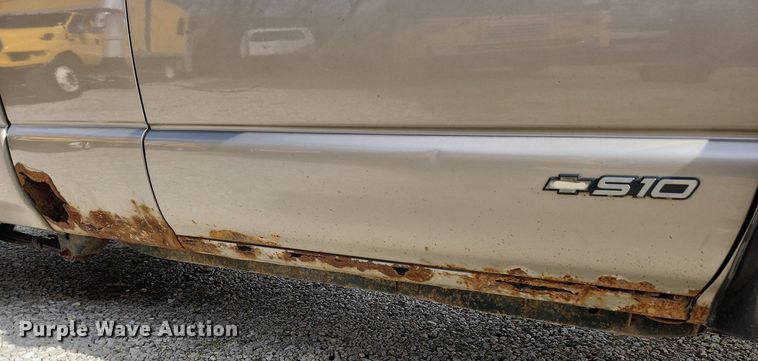 image for item MW9655 2000 Chevrolet S10  Ext. Cab pickup truck