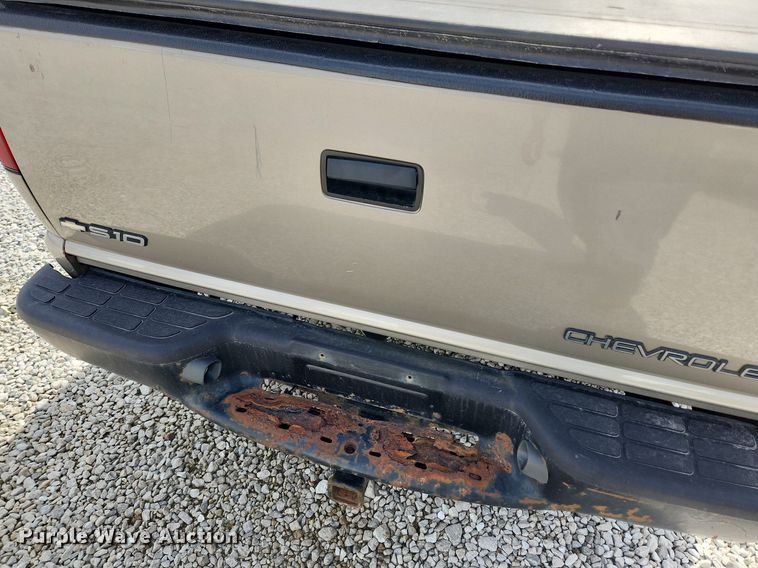 image for item MW9655 2000 Chevrolet S10  Ext. Cab pickup truck