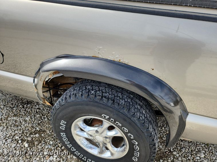 image for item MW9655 2000 Chevrolet S10  Ext. Cab pickup truck