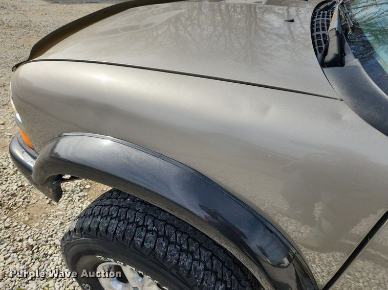 image for item MW9655 2000 Chevrolet S10  Ext. Cab pickup truck