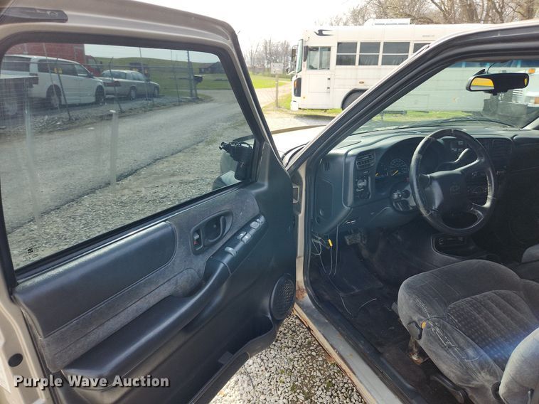 image for item MW9655 2000 Chevrolet S10  Ext. Cab pickup truck