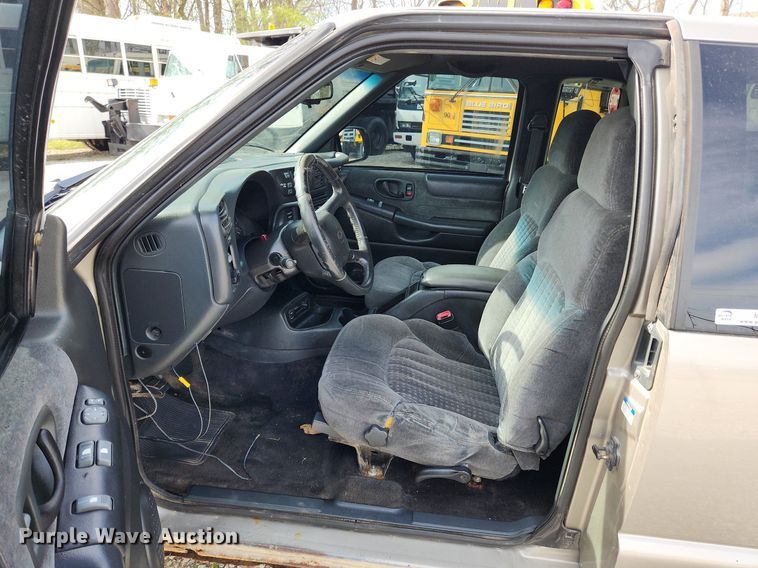 image for item MW9655 2000 Chevrolet S10  Ext. Cab pickup truck