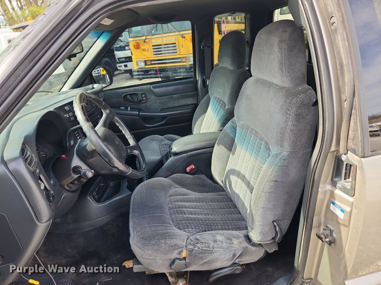 image for item MW9655 2000 Chevrolet S10  Ext. Cab pickup truck