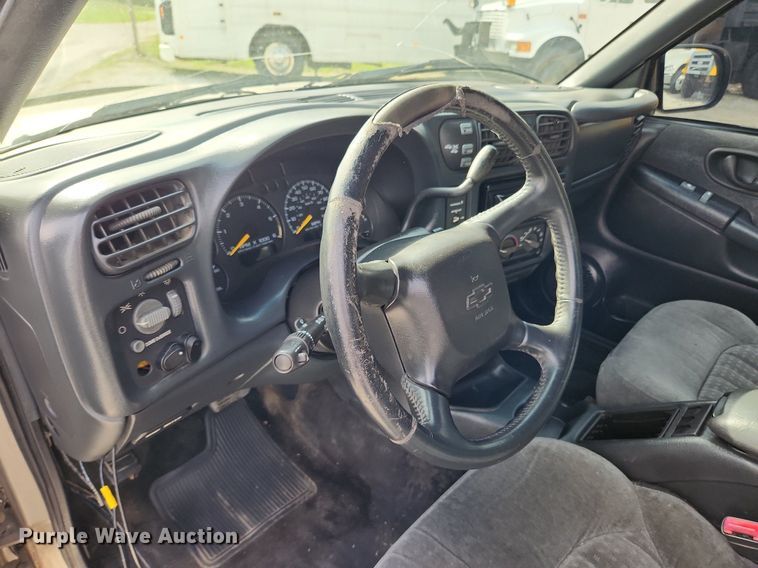 image for item MW9655 2000 Chevrolet S10  Ext. Cab pickup truck