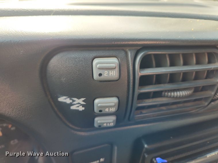 image for item MW9655 2000 Chevrolet S10  Ext. Cab pickup truck