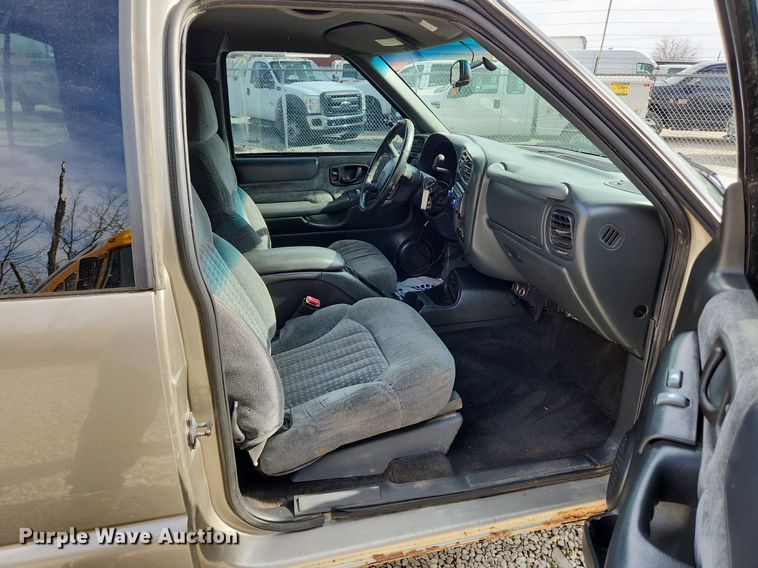 image for item MW9655 2000 Chevrolet S10  Ext. Cab pickup truck