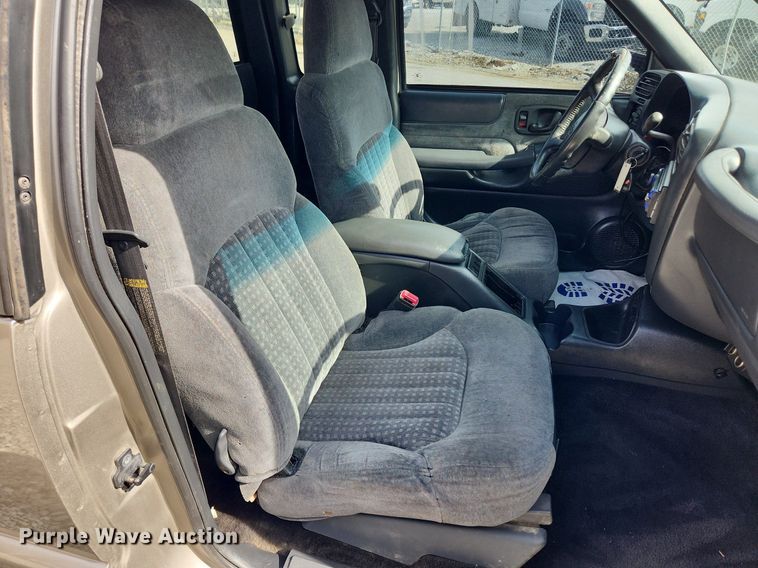 image for item MW9655 2000 Chevrolet S10  Ext. Cab pickup truck