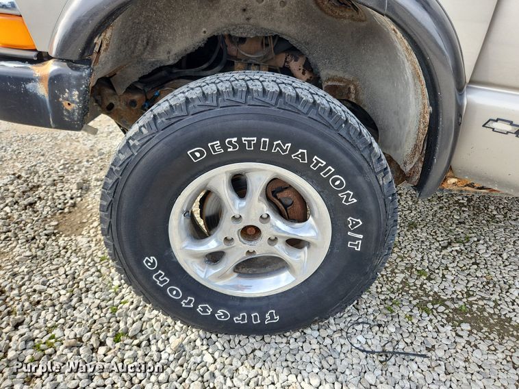 image for item MW9655 2000 Chevrolet S10  Ext. Cab pickup truck