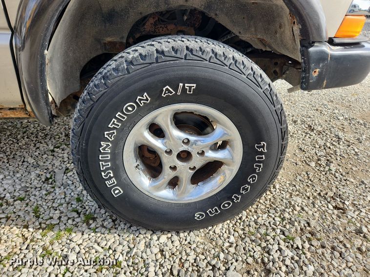 image for item MW9655 2000 Chevrolet S10  Ext. Cab pickup truck