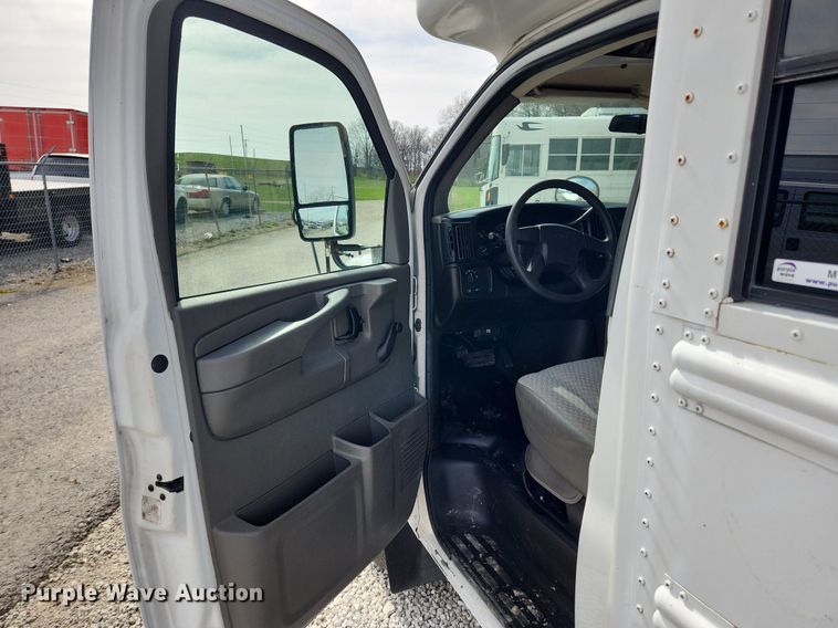 image for item MW9659 2007 GMC Savana  school bus