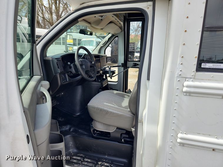 image for item MW9659 2007 GMC Savana  school bus