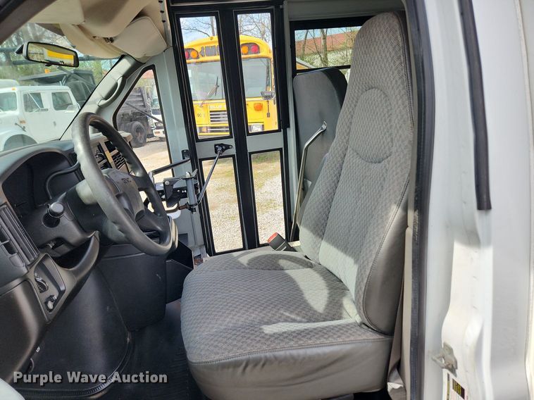 image for item MW9659 2007 GMC Savana  school bus