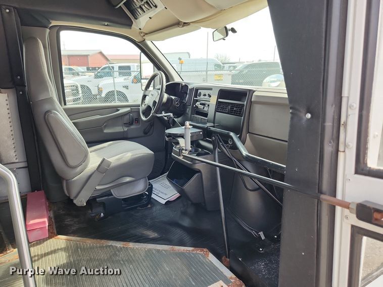 image for item MW9659 2007 GMC Savana  school bus