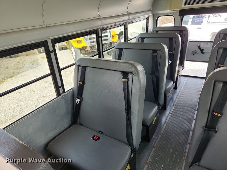 image for item MW9659 2007 GMC Savana  school bus