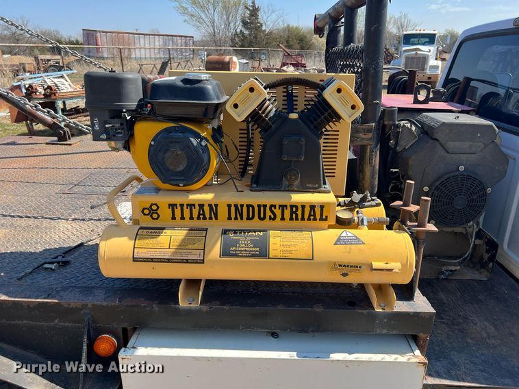 image for item MY9606 1997 Ford F450 Super Duty  flatbed truck