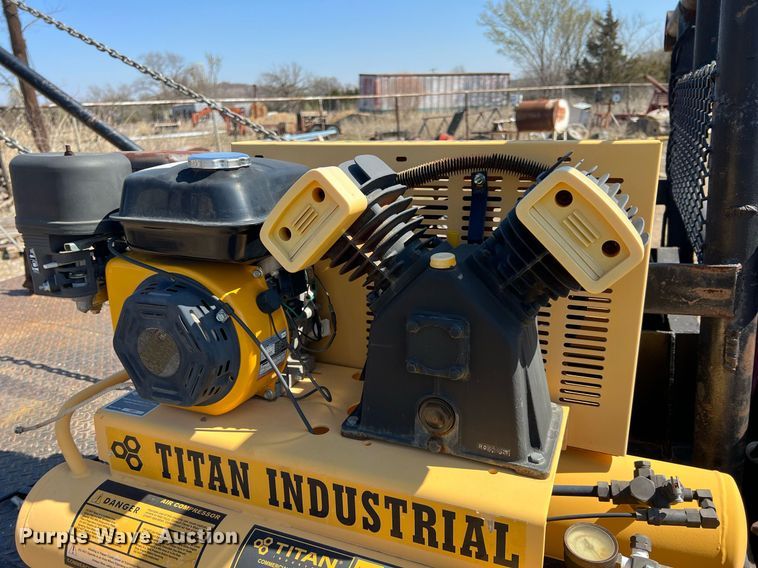 image for item MY9606 1997 Ford F450 Super Duty  flatbed truck