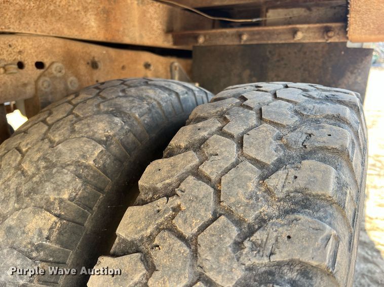 image for item MY9606 1997 Ford F450 Super Duty  flatbed truck