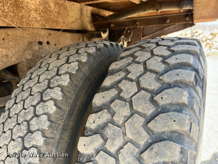 image for item MY9606 1997 Ford F450 Super Duty  flatbed truck