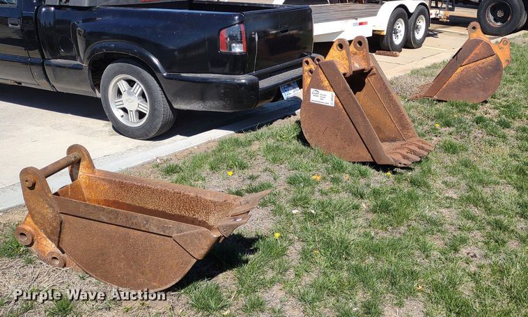 image for item DQ1657 (3) backhoe buckets