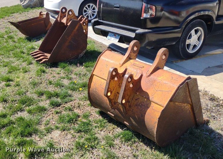 image for item DQ1657 (3) backhoe buckets