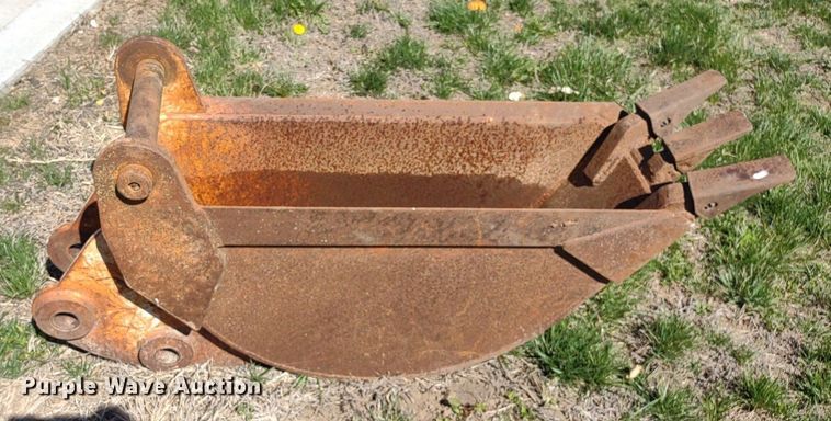 image for item DQ1657 (3) backhoe buckets