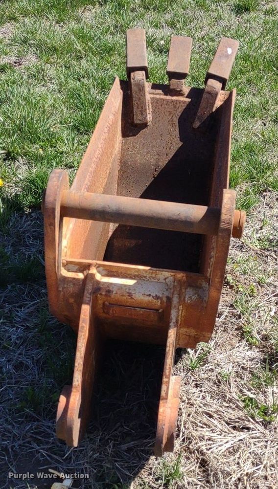 image for item DQ1657 (3) backhoe buckets