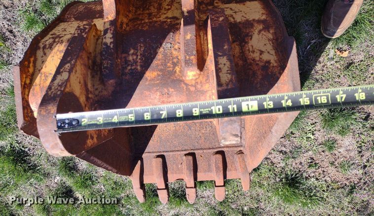 image for item DQ1657 (3) backhoe buckets