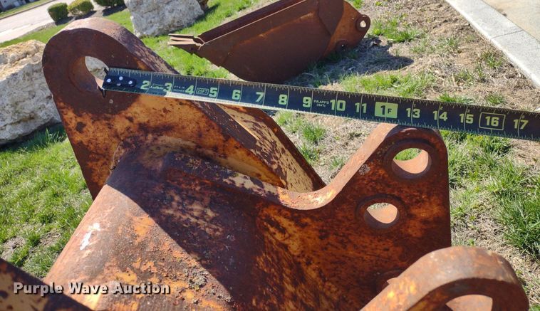 image for item DQ1657 (3) backhoe buckets