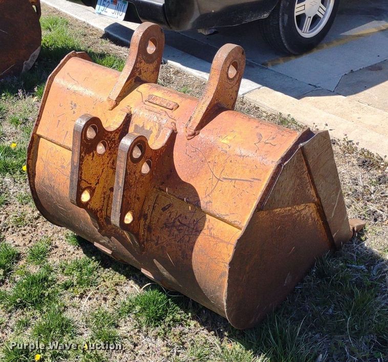 image for item DQ1657 (3) backhoe buckets