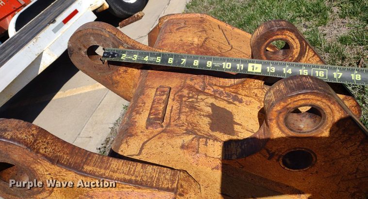 image for item DQ1657 (3) backhoe buckets