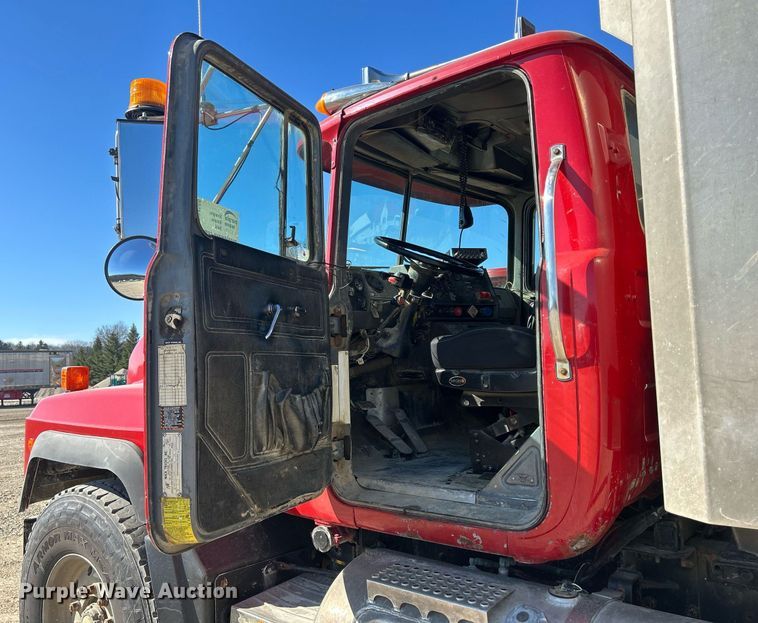 image for item DR4566 1997 Mack RD688S  dump truck