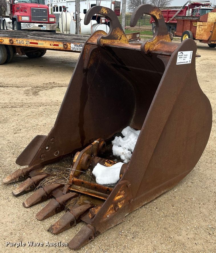 image for item DR4573 Caterpillar  44" W excavator bucket