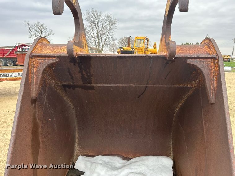 image for item DR4573 Caterpillar  44" W excavator bucket