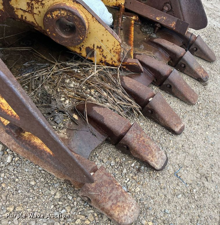 image for item DR4573 Caterpillar  44" W excavator bucket