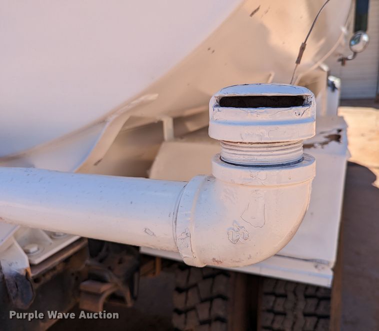 image for item DR6932 2005 Freightliner Business Class M2  water truck